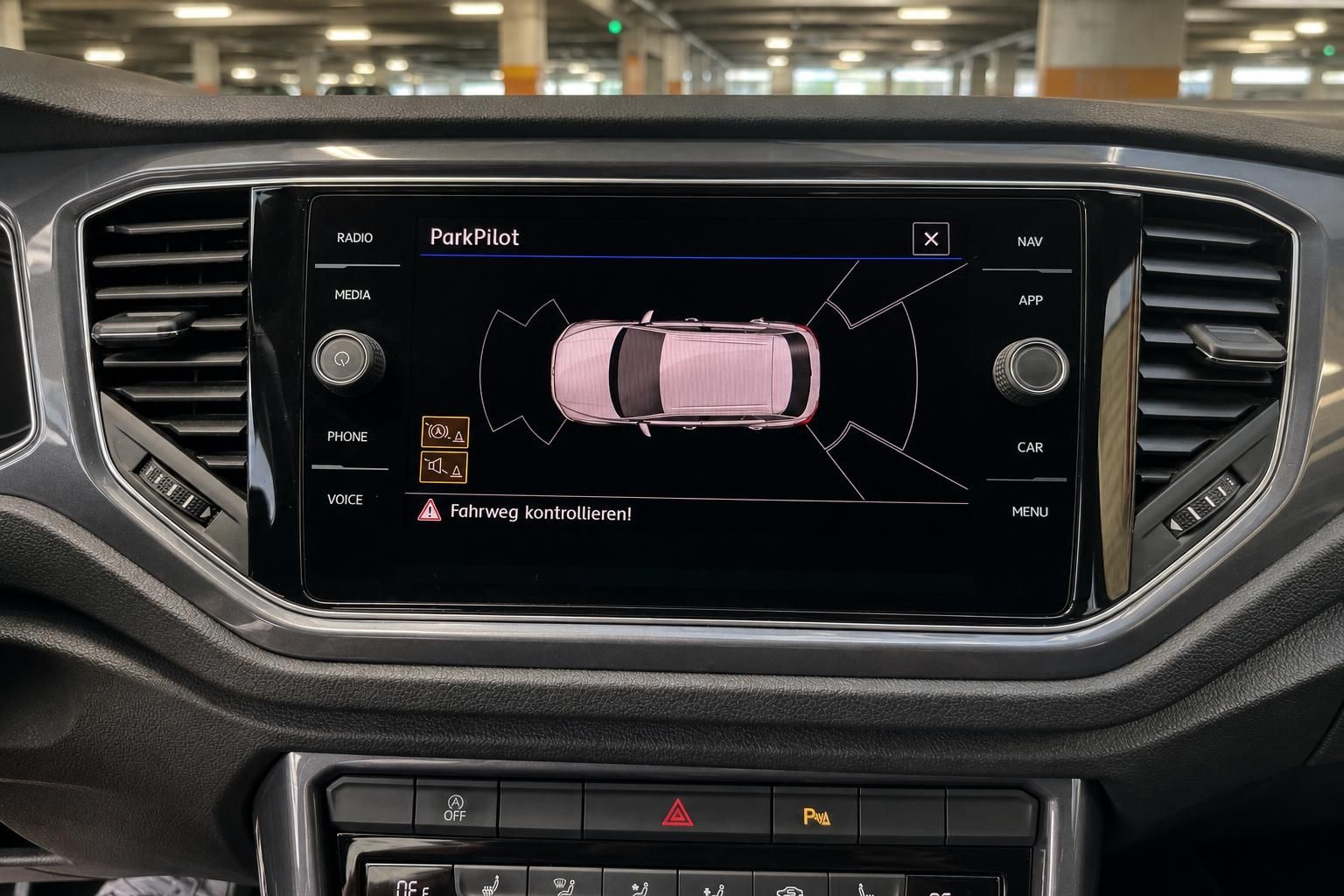 VW Infotainment Display mit aktivem ParkPilot Assistenzsystem