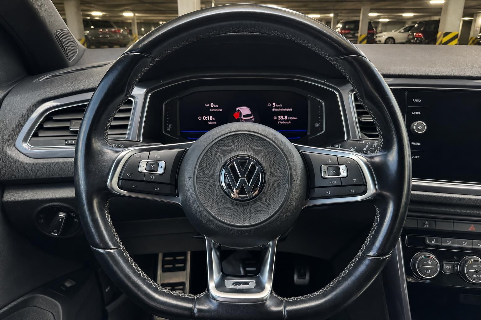 VW Lenkrad mit Multifunktionstasten und Digitaltacho im Detail