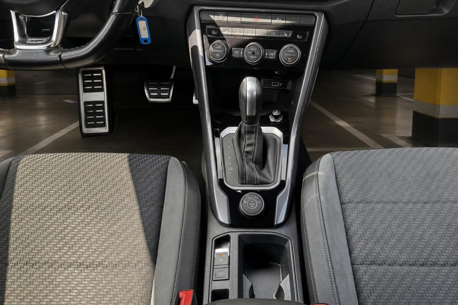 VW Mittelkonsole mit Schaltknauf und Klimabedienung im Innenraum