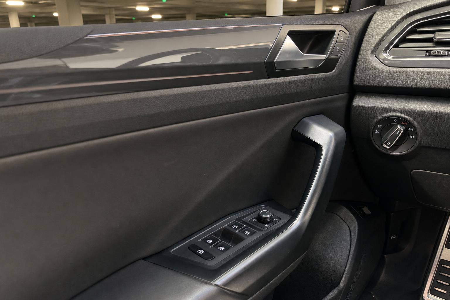 VW Türverkleidung mit Fensterheber und Lichtschalter im Detail