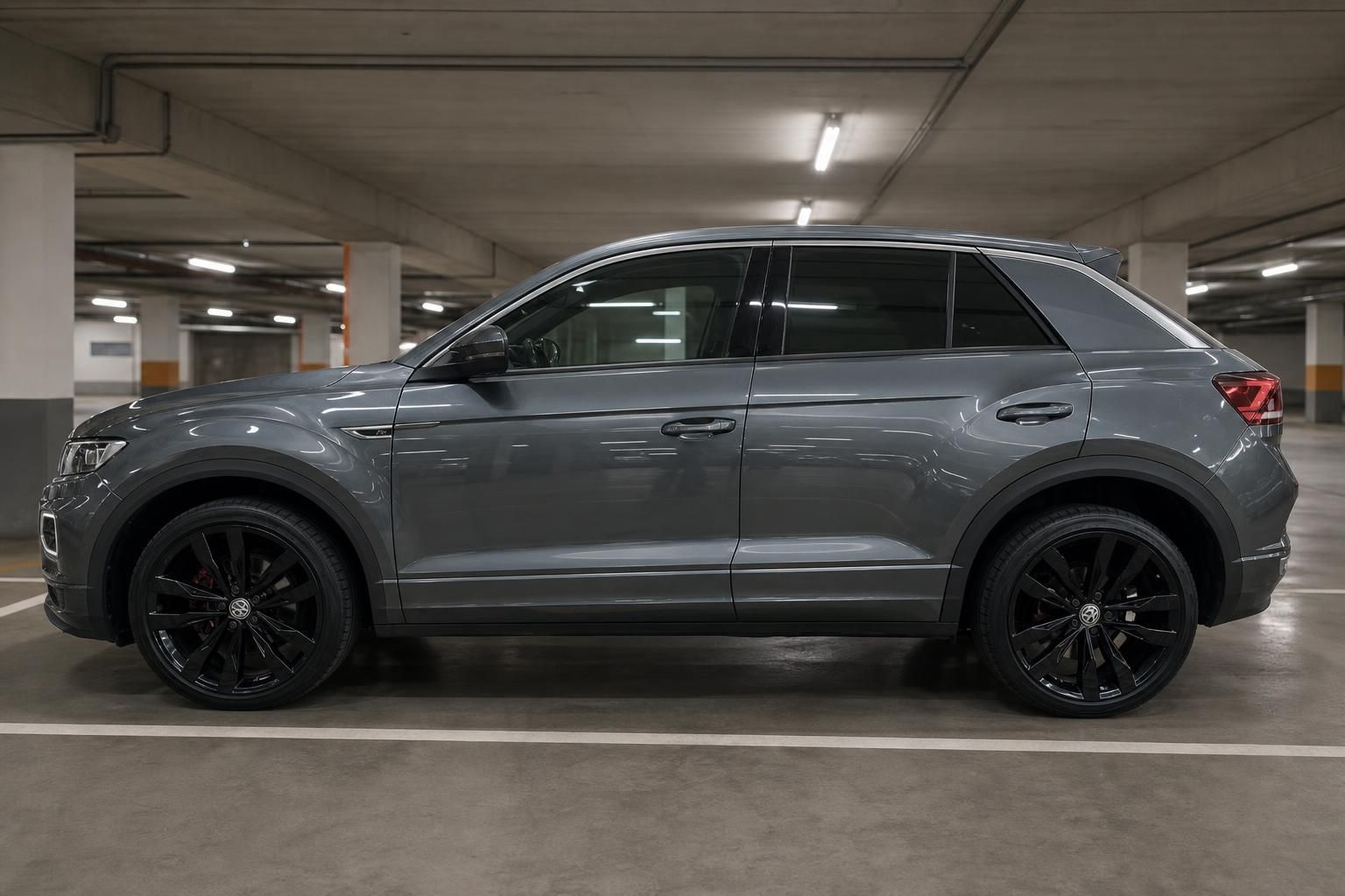 Volkswagen T-Roc in Grau, Seitenprofil in Parkhaus