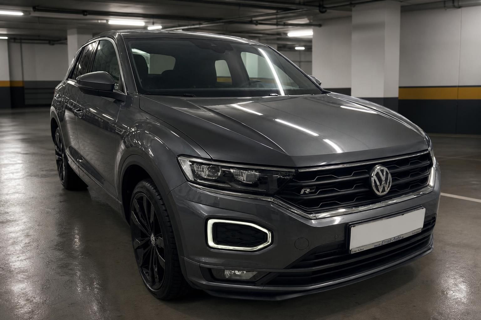 VW T-Roc R-Line in Grau, Frontansicht in Tiefgarage