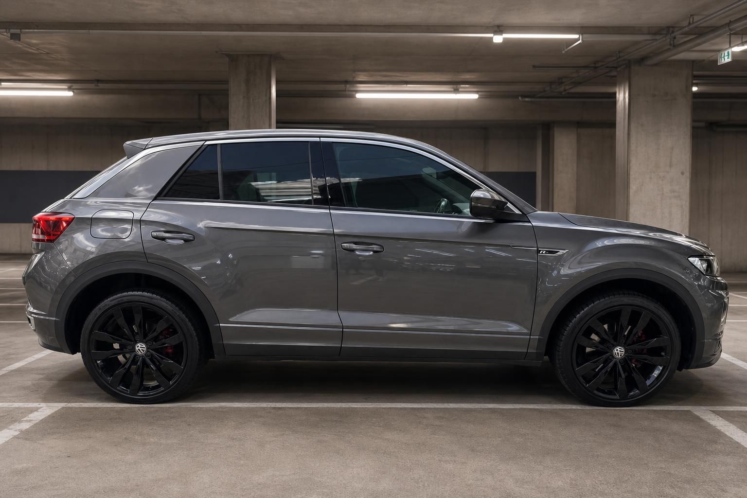 VW T-Roc R-Line grau, Seitenansicht mit schwarzen Felgen