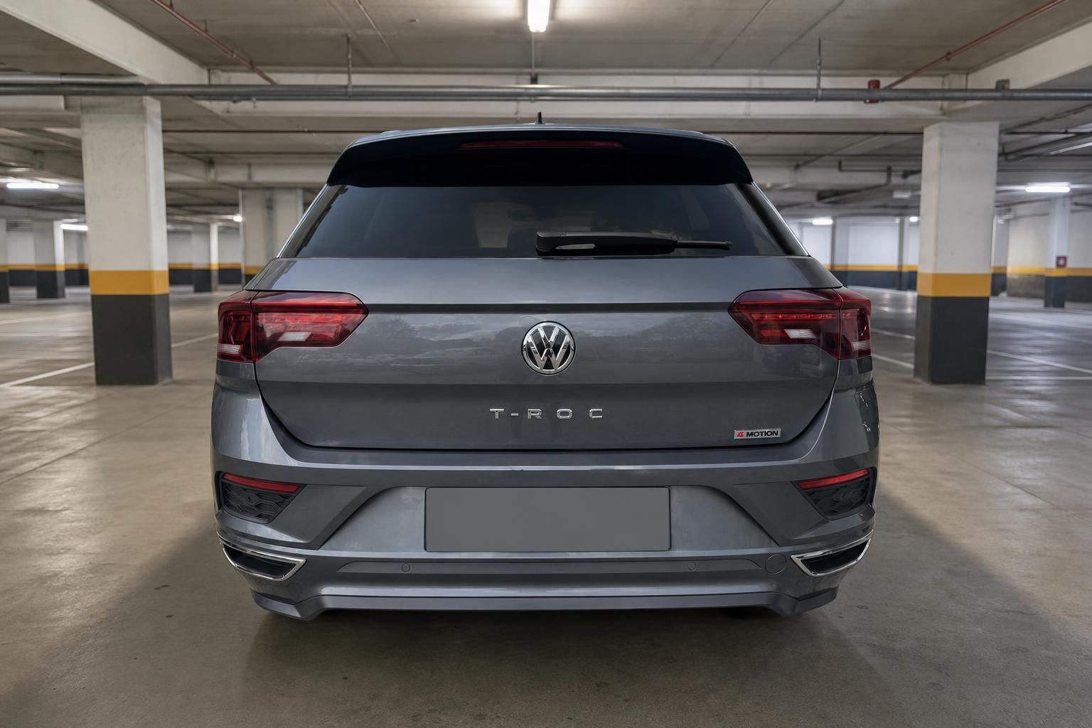 VW T-Roc 4Motion grau, Heckansicht in Tiefgarage