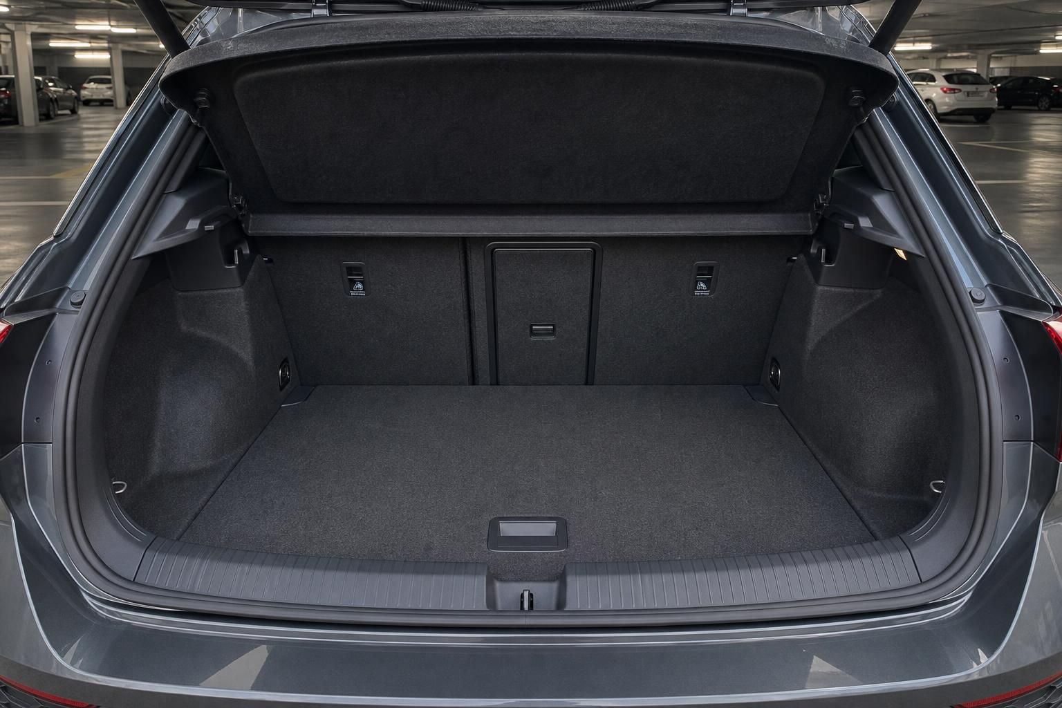VW Kofferraum mit viel Stauraum in Grau, geöffnete Heckklappe