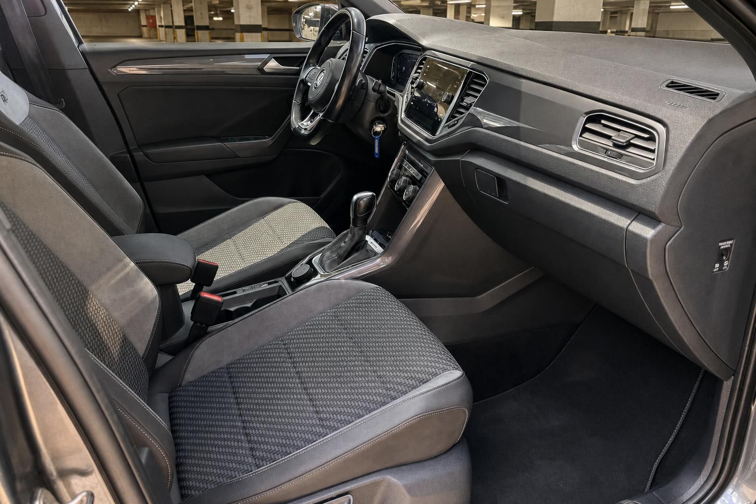 VW T-Roc Innenraum Vordersitze und Armaturenbrett in Schwarz