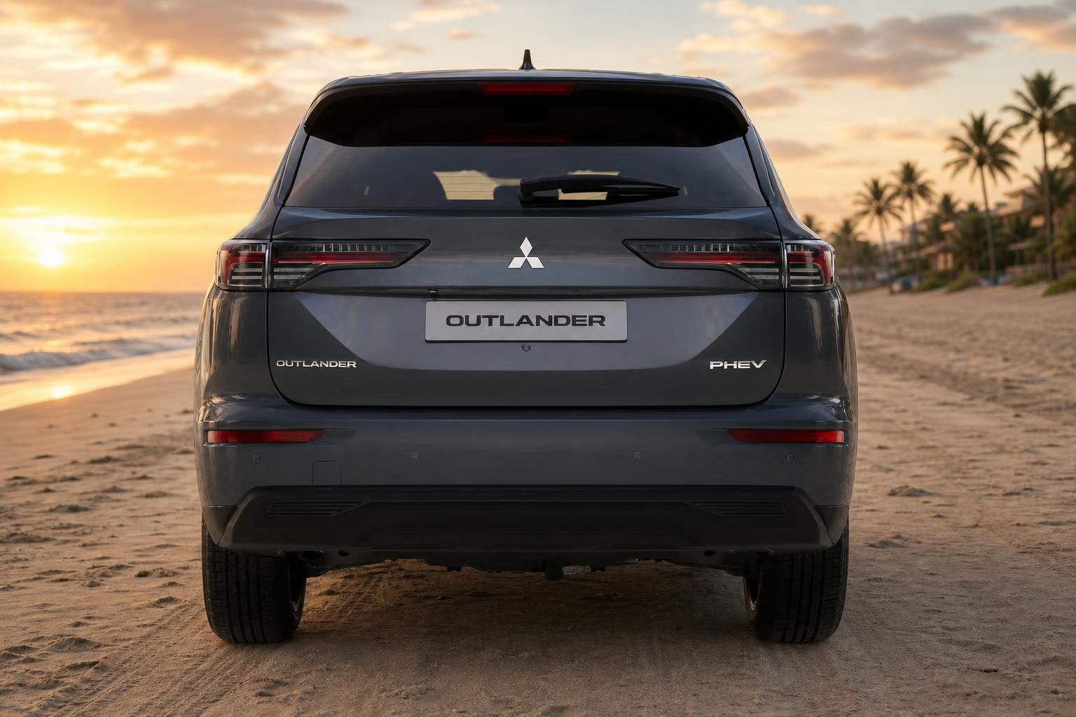 Mitsubishi Outlander PHEV grau, Heckansicht am Strand bei Sonnenuntergang
