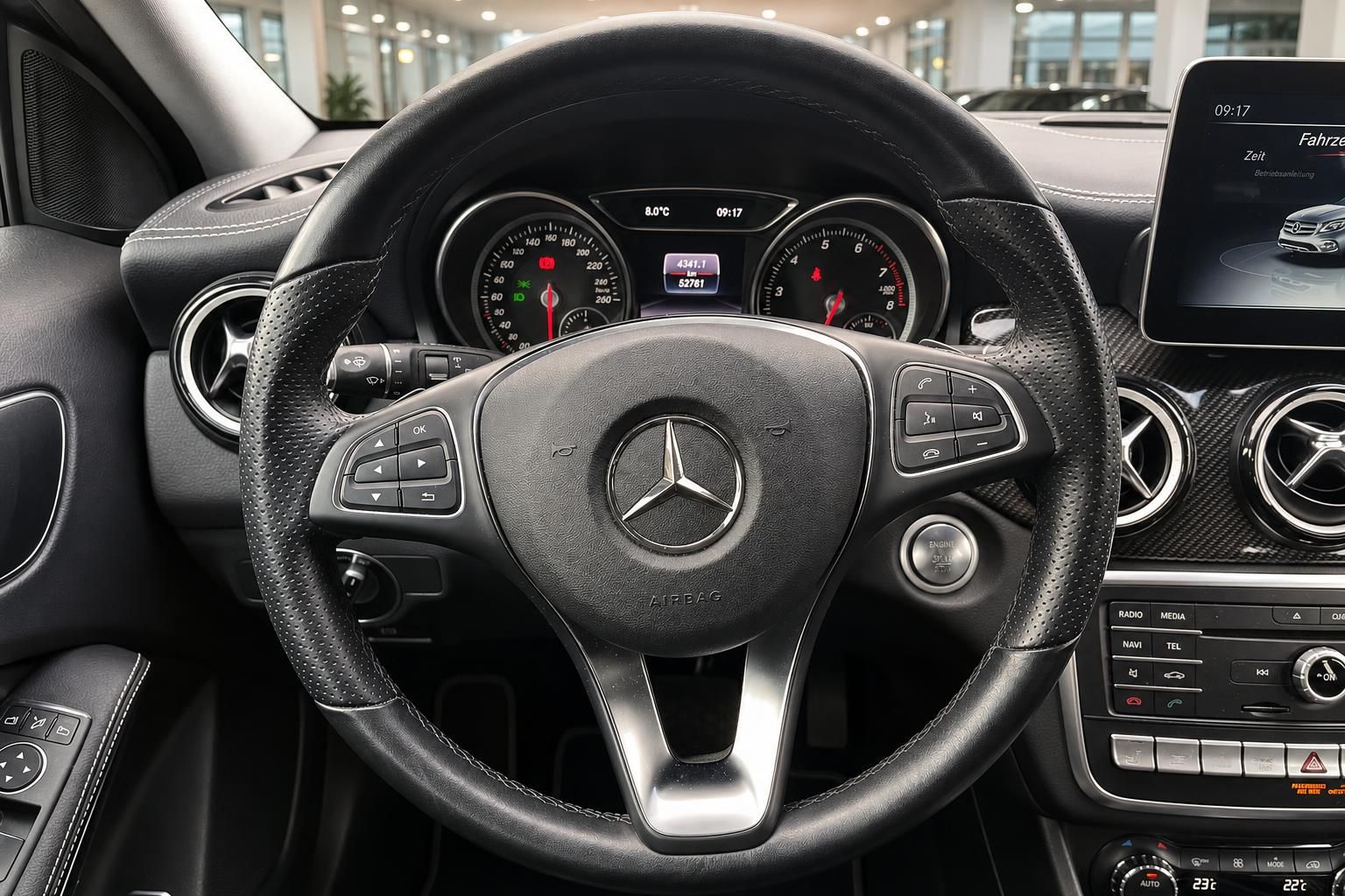 Mercedes-Benz GLA Lenkrad Nahaufnahme mit Tacho und Bedienelementen