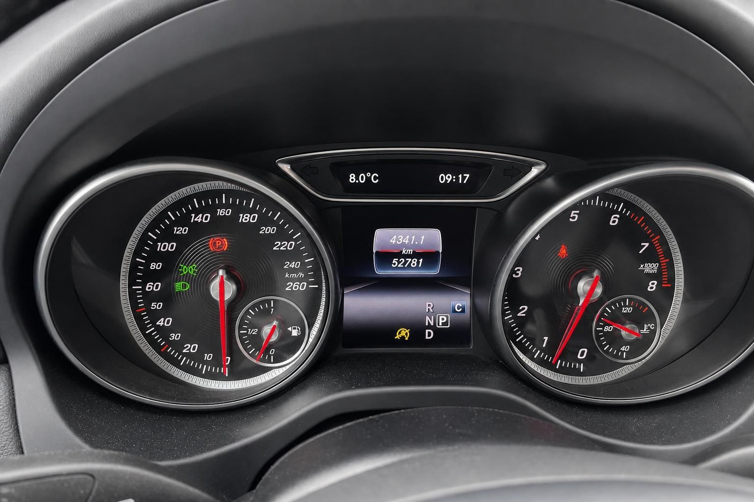 Mercedes-Benz Tacho und Kombiinstrument mit Kilometerstand 52.781 km