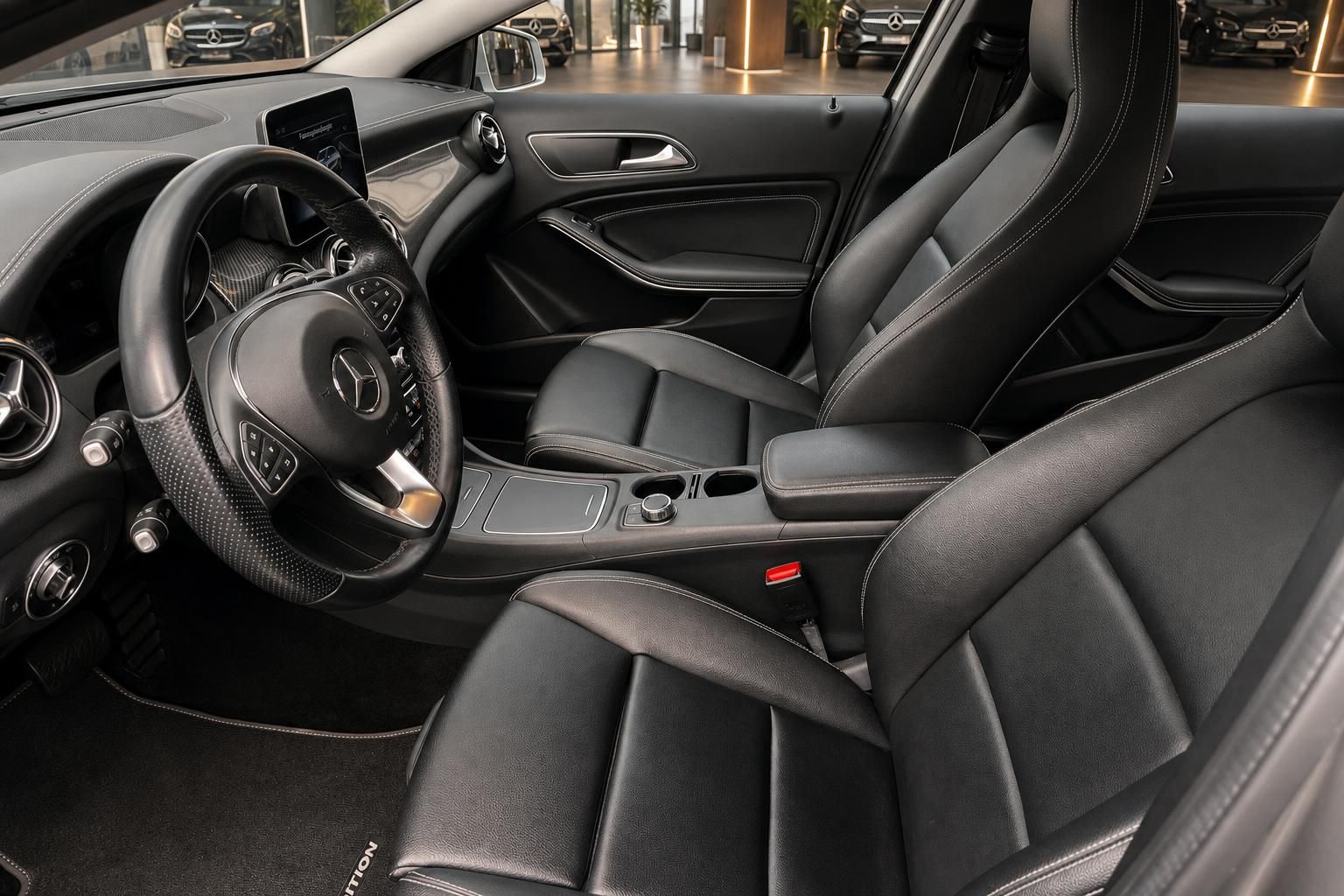 Mercedes-Benz Innenraum Vordersitze und Cockpit mit Lederausstattung