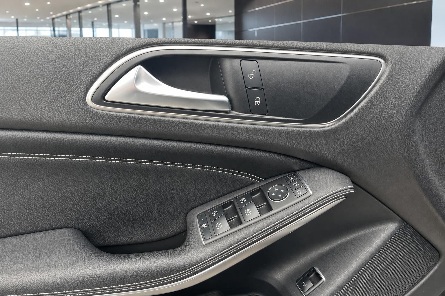 Mercedes-Benz Türverkleidung mit Fensterhebern und Innenausstattung Detailansicht