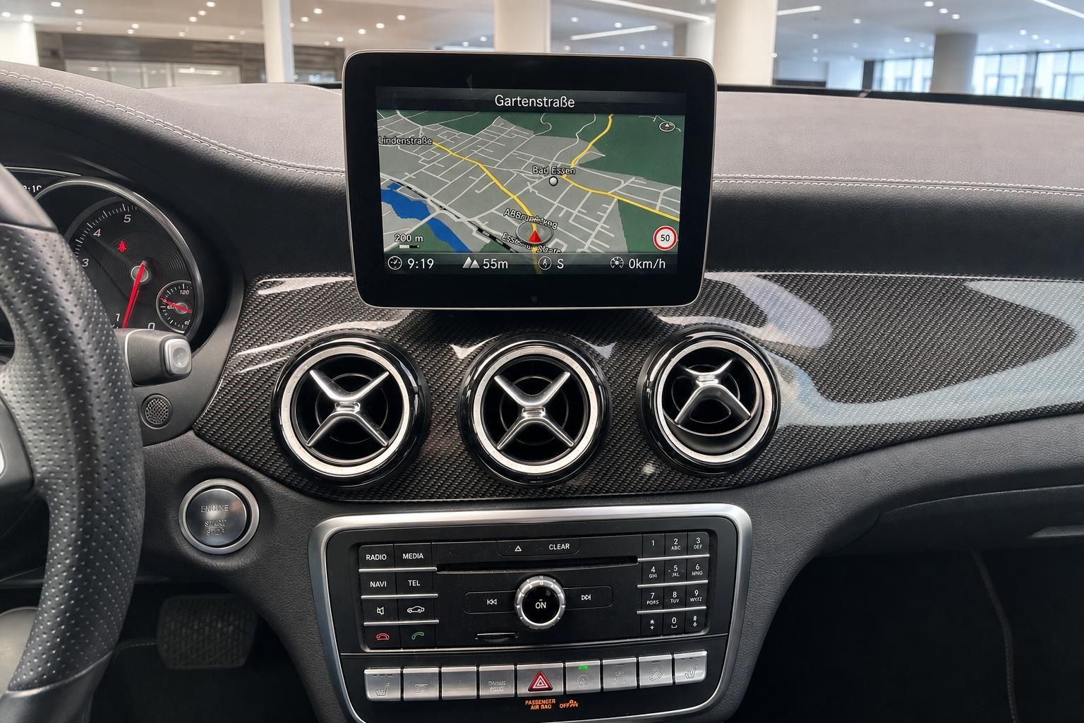 Mercedes-Benz Navigationssystem und Mittelkonsole mit Lüftungsdüsen im Detail