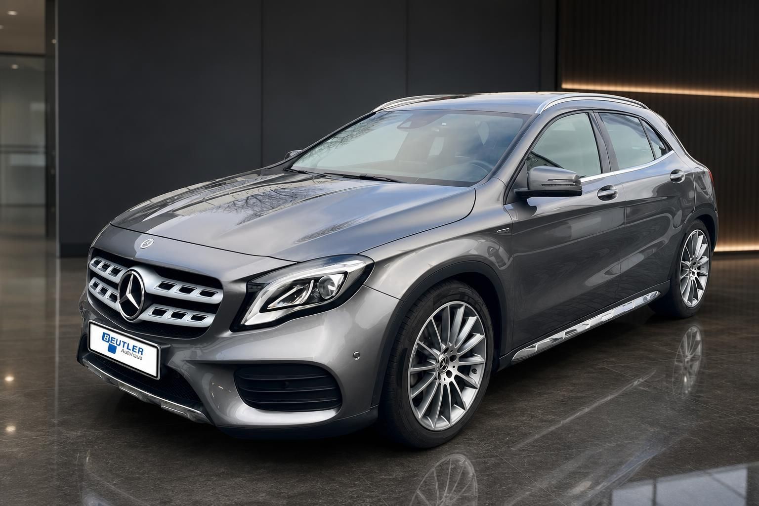 Mercedes-Benz GLA 250 4MATIC in Grau, Frontansicht im Autohaus Beutler