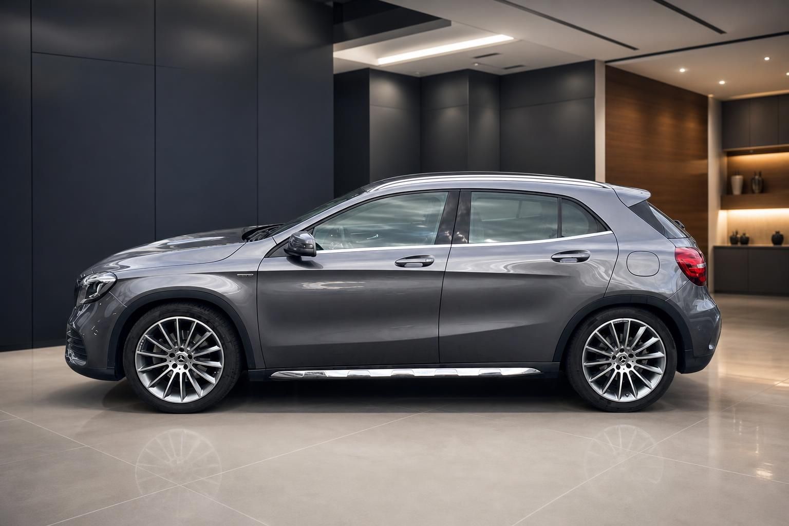 Mercedes-Benz GLA 250 4MATIC grau, Seitenansicht im Autohaus