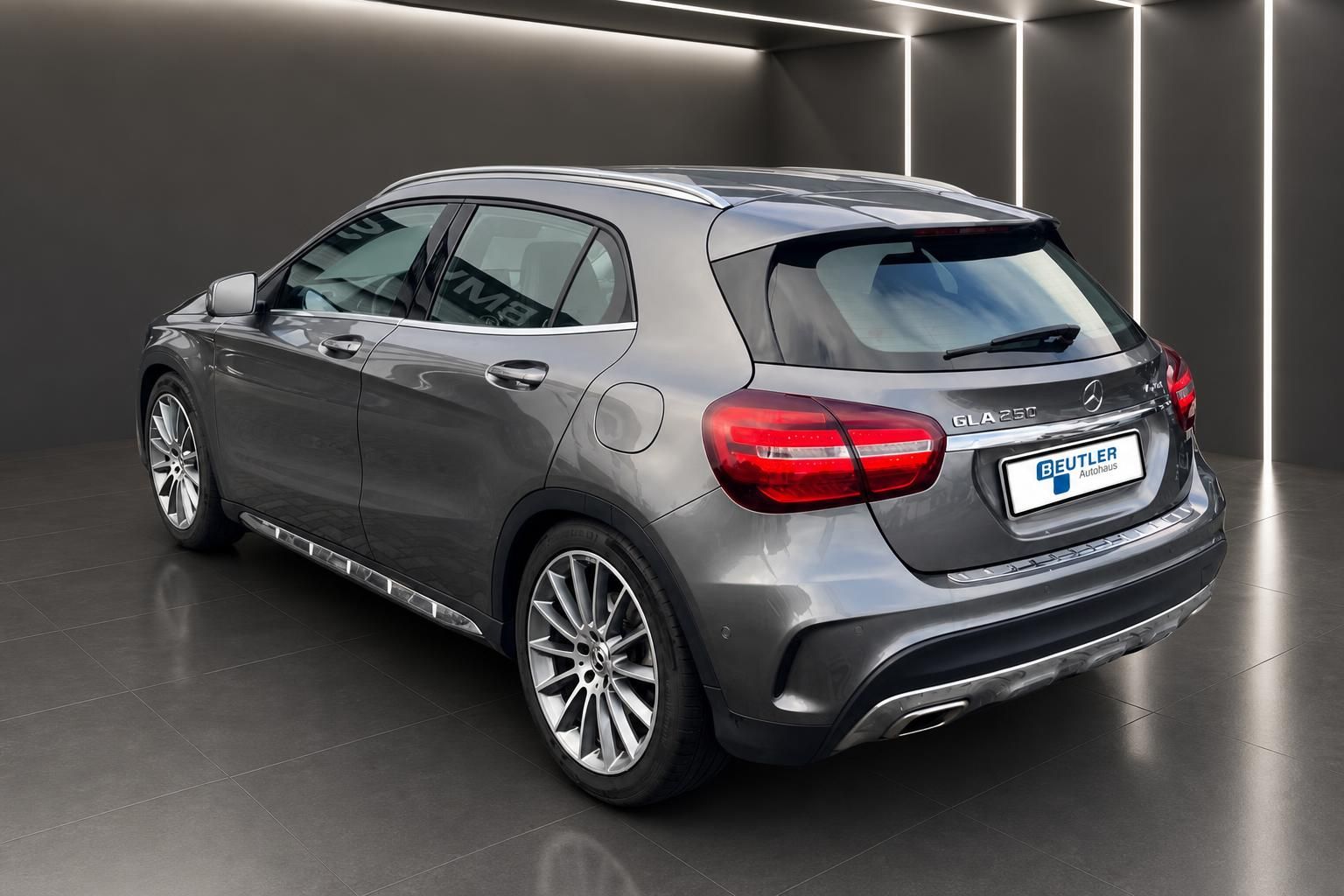 Mercedes-Benz GLA 250 grau, Heck-Seitenansicht mit Alufelgen