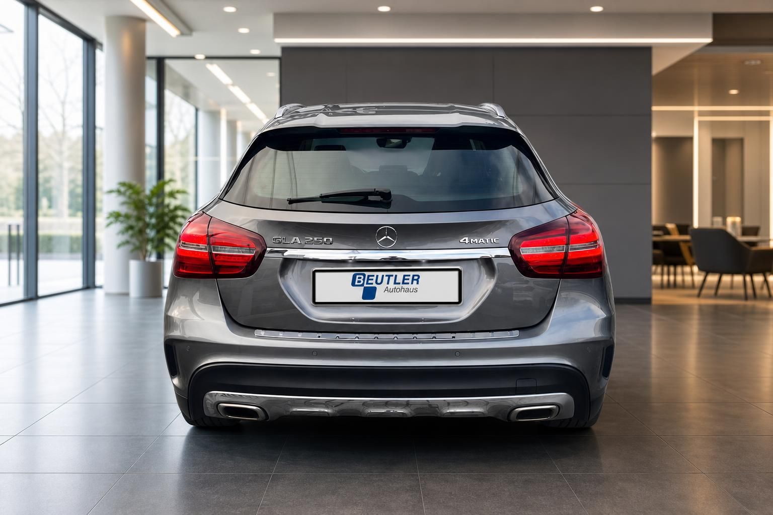Mercedes-Benz GLA 250 4MATIC grau, Heckansicht im Showroom