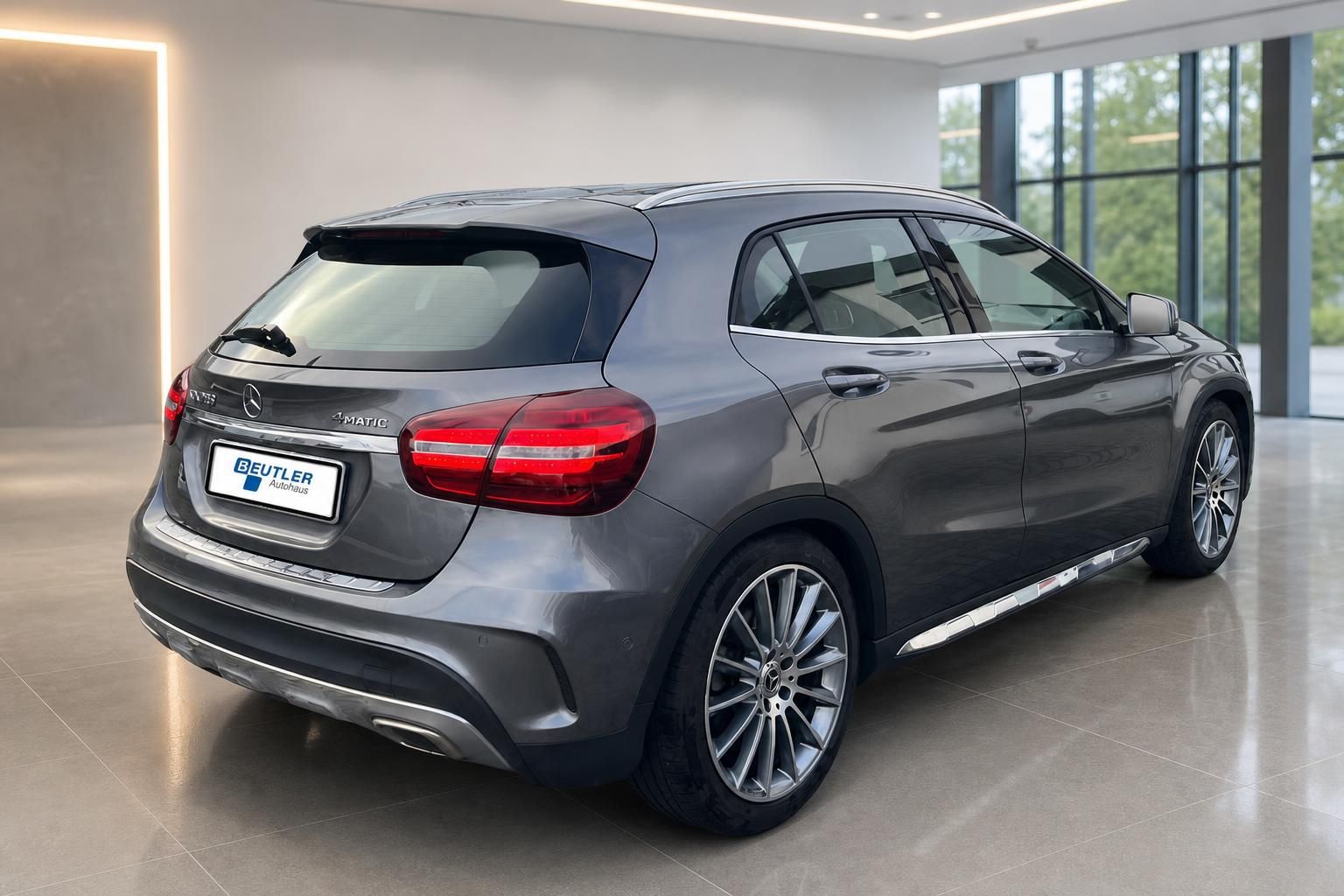 Mercedes-Benz GLA 250 4MATIC grau, Heckansicht mit Panoramafenster