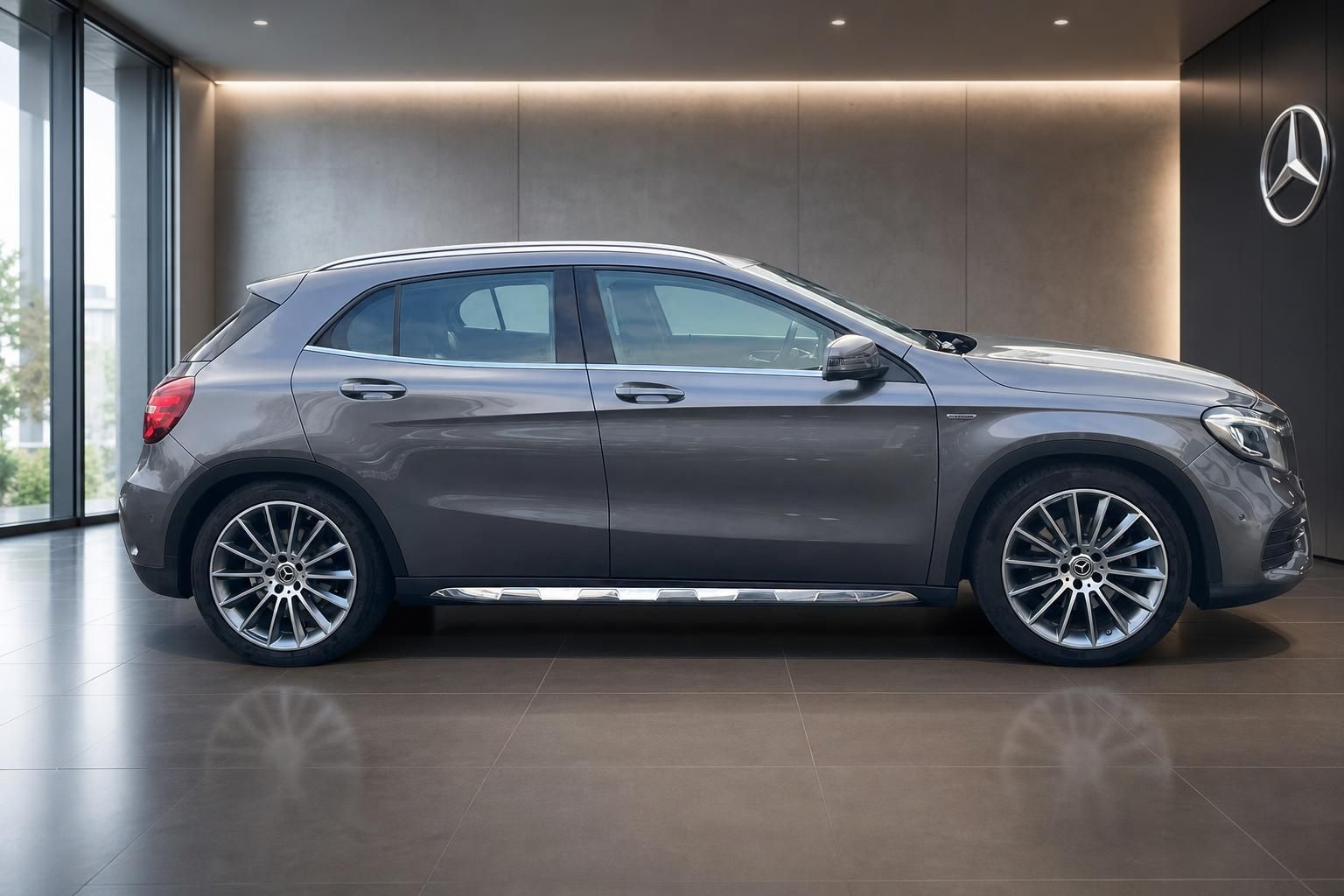 Mercedes-Benz GLA Seitenansicht grau metallic mit Leichtmetallfelgen
