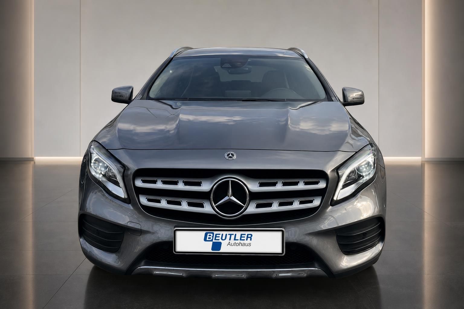 Mercedes-Benz GLA Frontansicht mit Kühlergrill und Stern, grau metallic