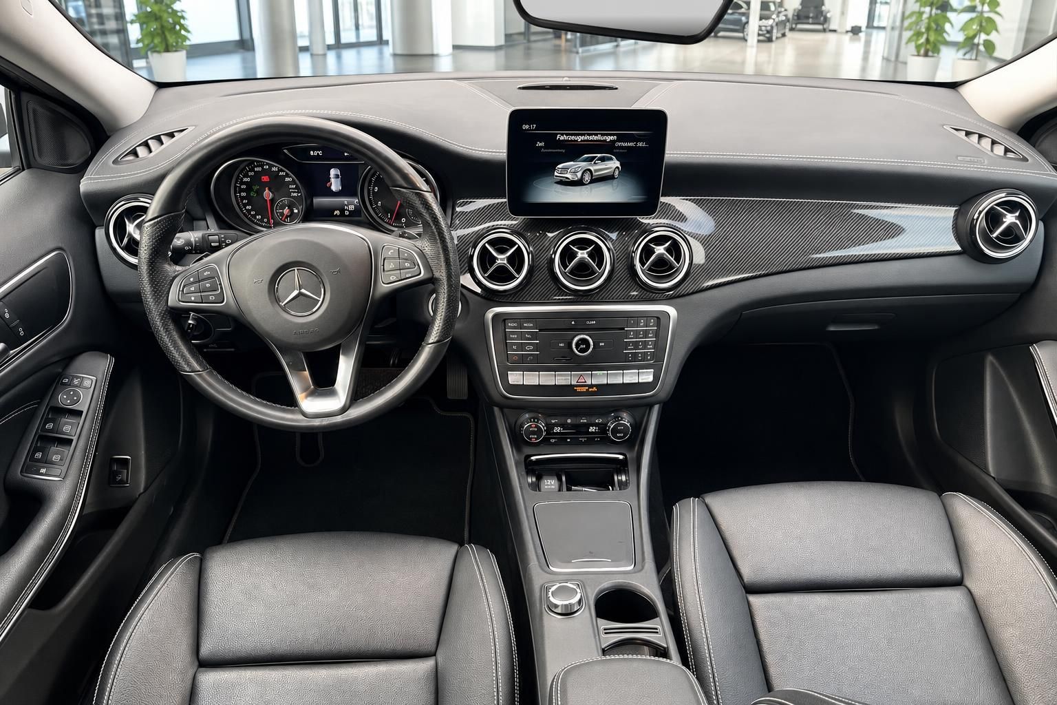 Mercedes-Benz GLA Innenraum mit Cockpit, Lenkrad und Multimedia-Display