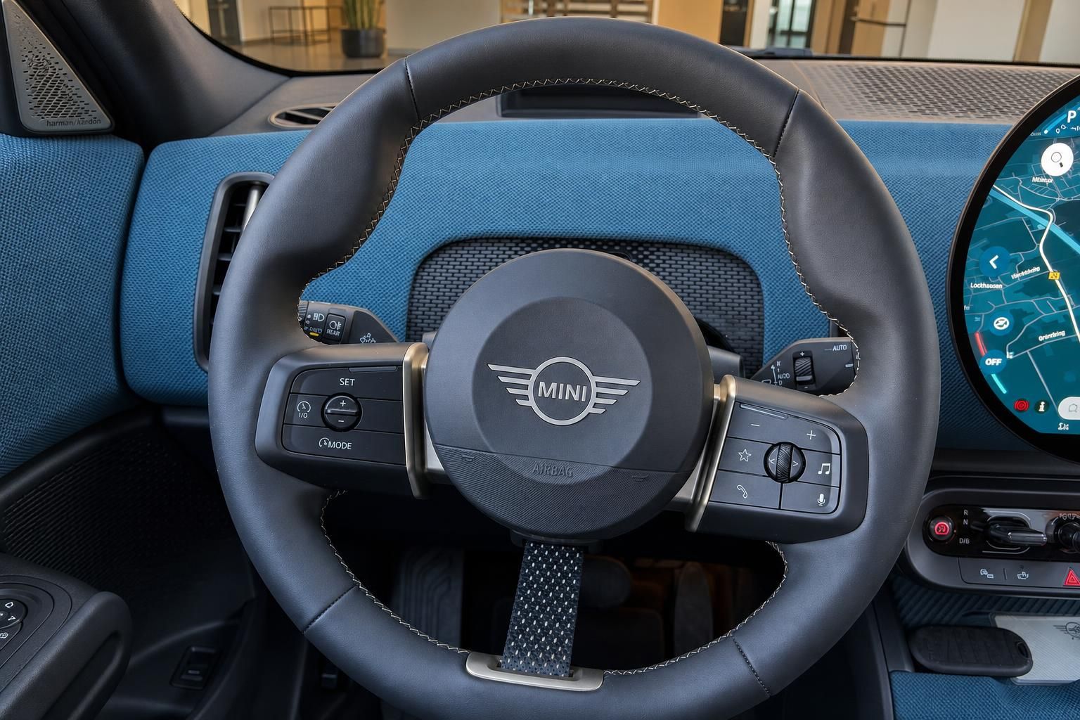 MINI Lenkrad Detailansicht mit Bedienelementen und Navigationsdisplay