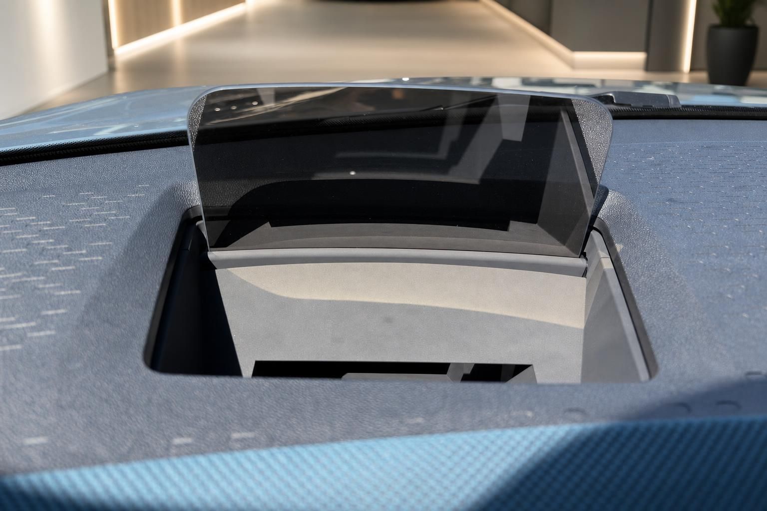MINI Head-up-Display auf dem Armaturenbrett im Innenraum