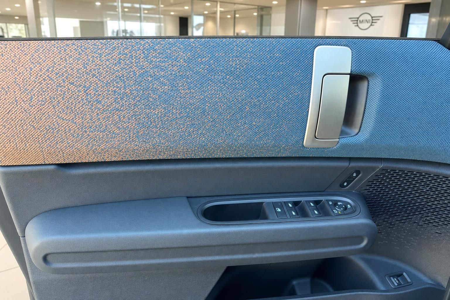 MINI Türverkleidung mit Stoffbezug und Bedienelementen im Detail