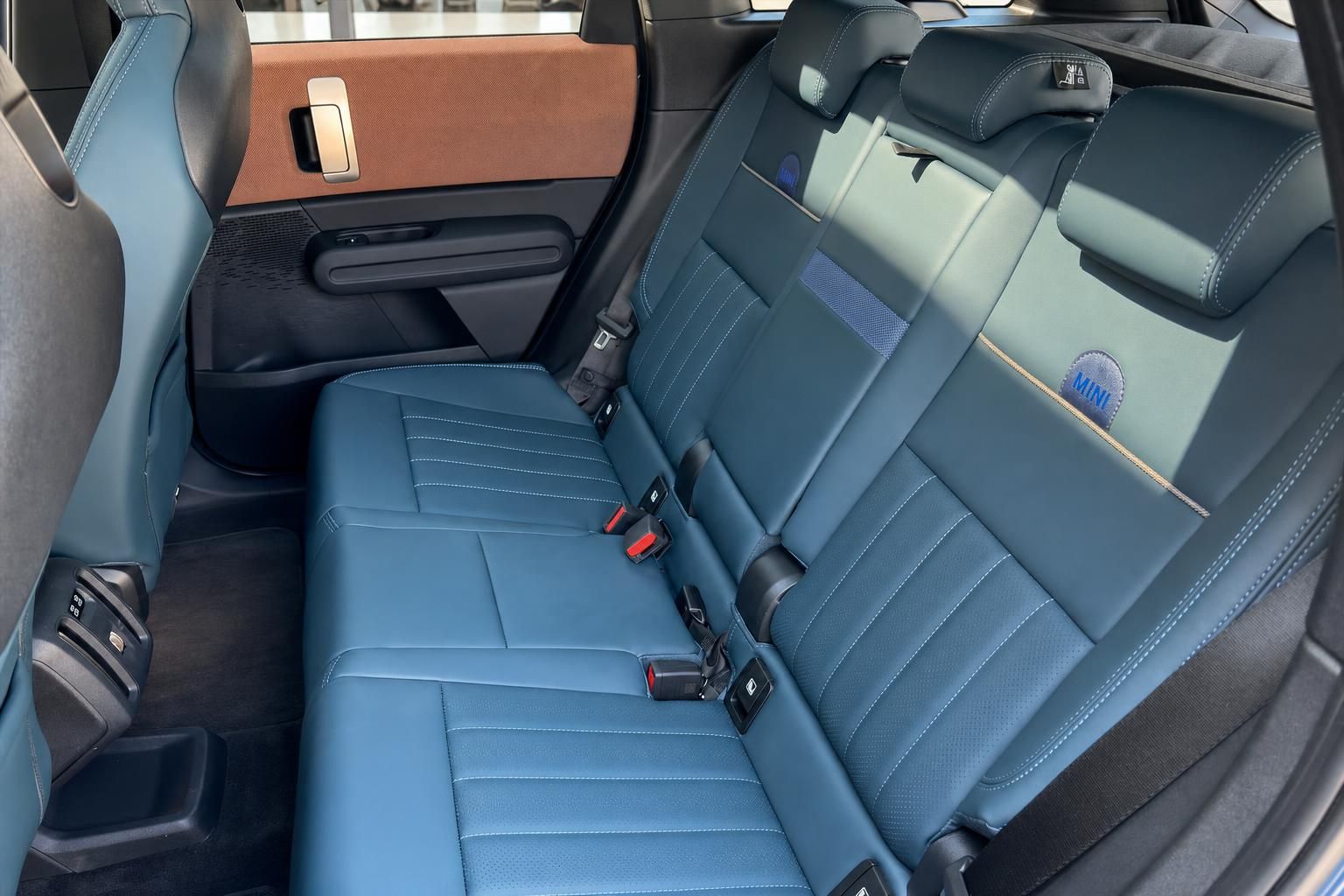 MINI Rücksitzbank in blauem Leder mit Kopfstützen und Gurten