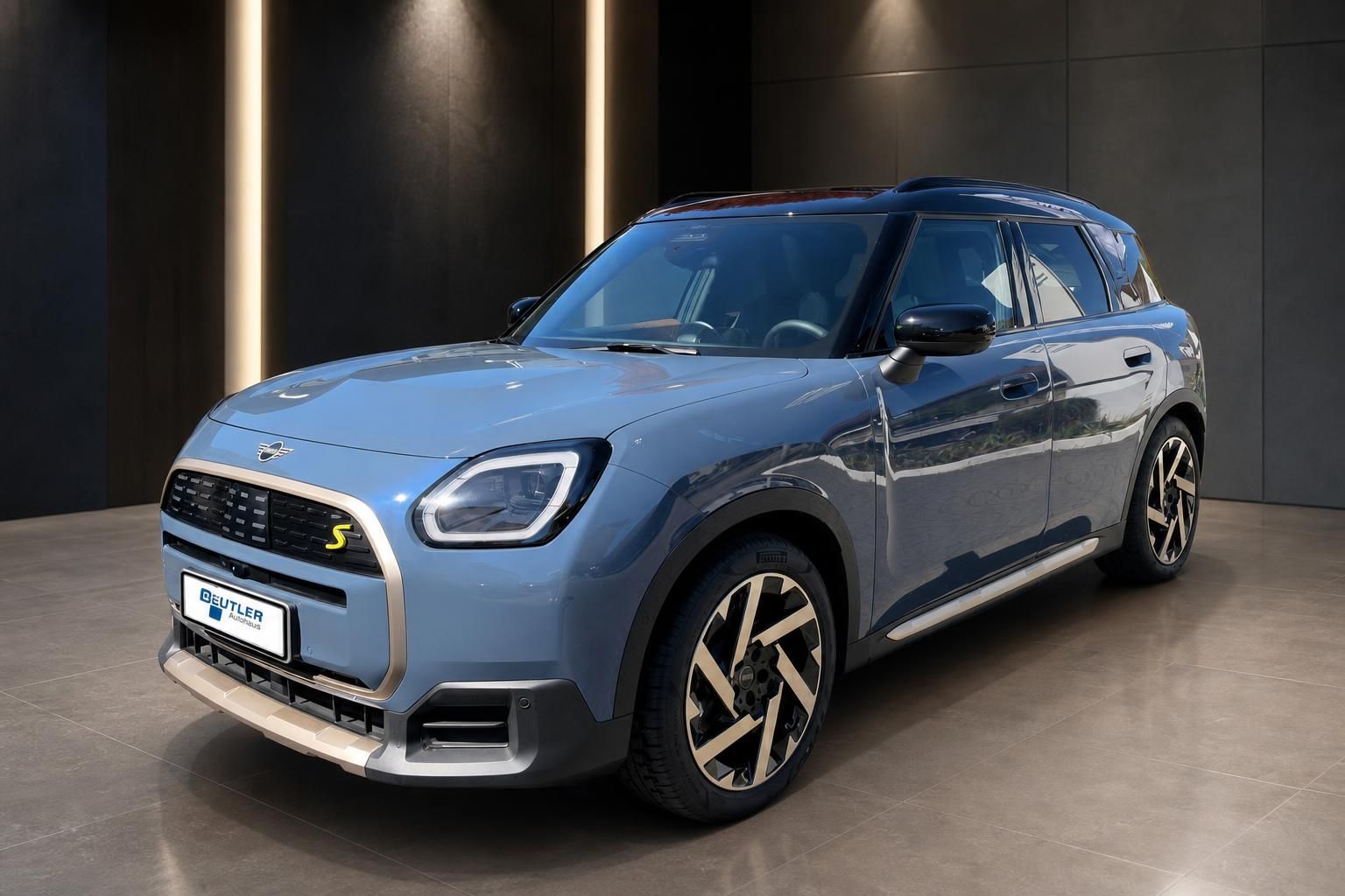 MINI Countryman S in Blau, Frontansicht schräg im Autohaus Beutler