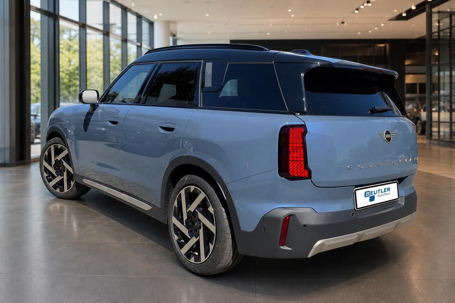 MINI Countryman blau, Heckansicht seitlich im Autohaus