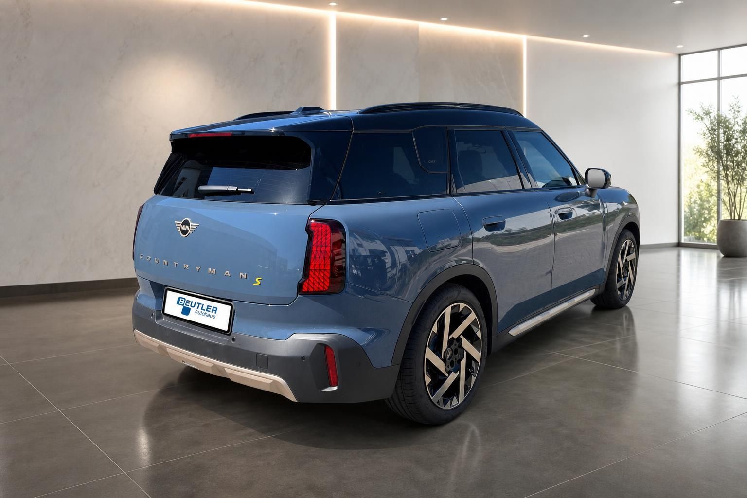 MINI Countryman S blau, Heckansicht schräg im Showroom Beutler
