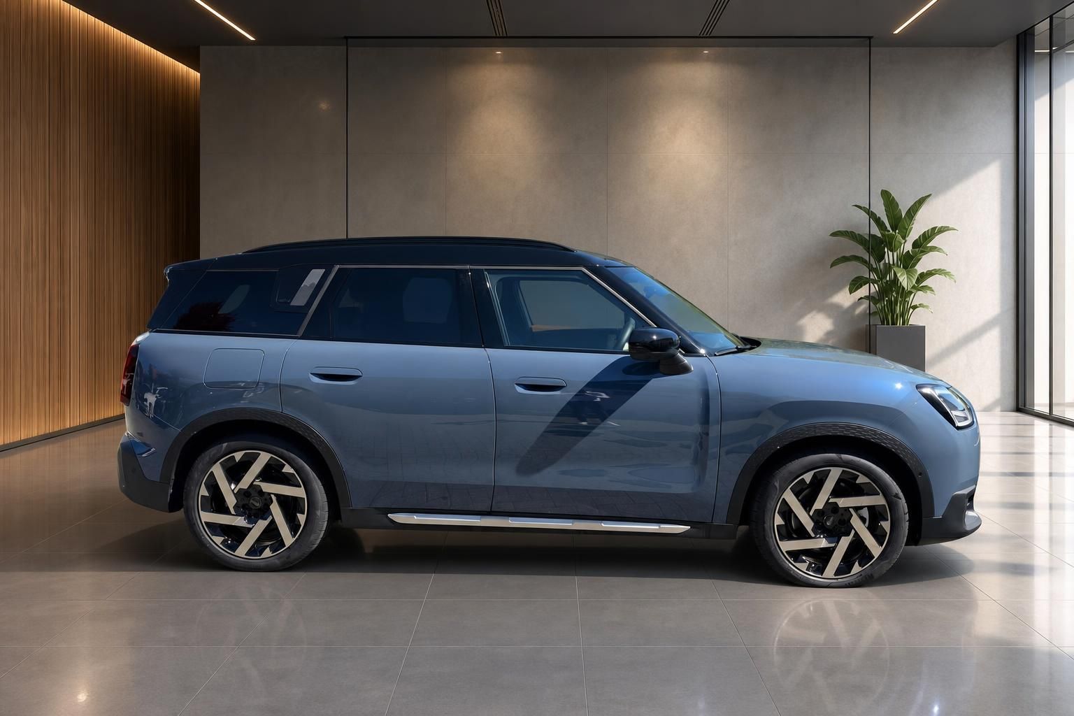 MINI Countryman blau in Seitenansicht im modernen Showroom