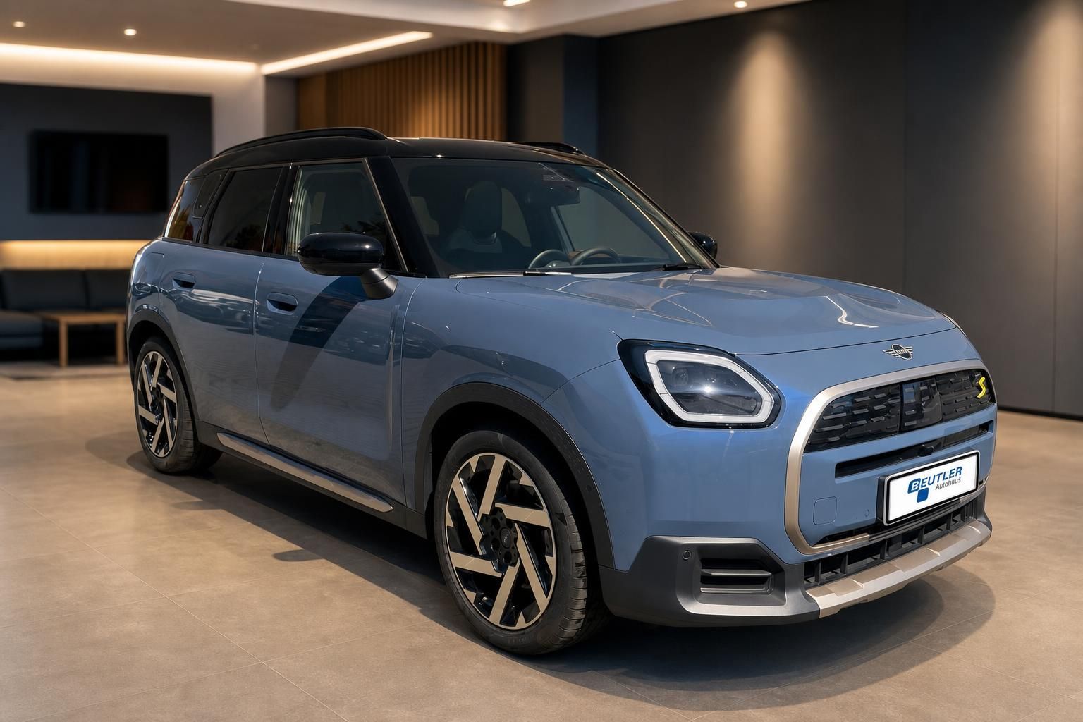 MINI Countryman S blau Frontansicht schraeg im Autohaus Showroom