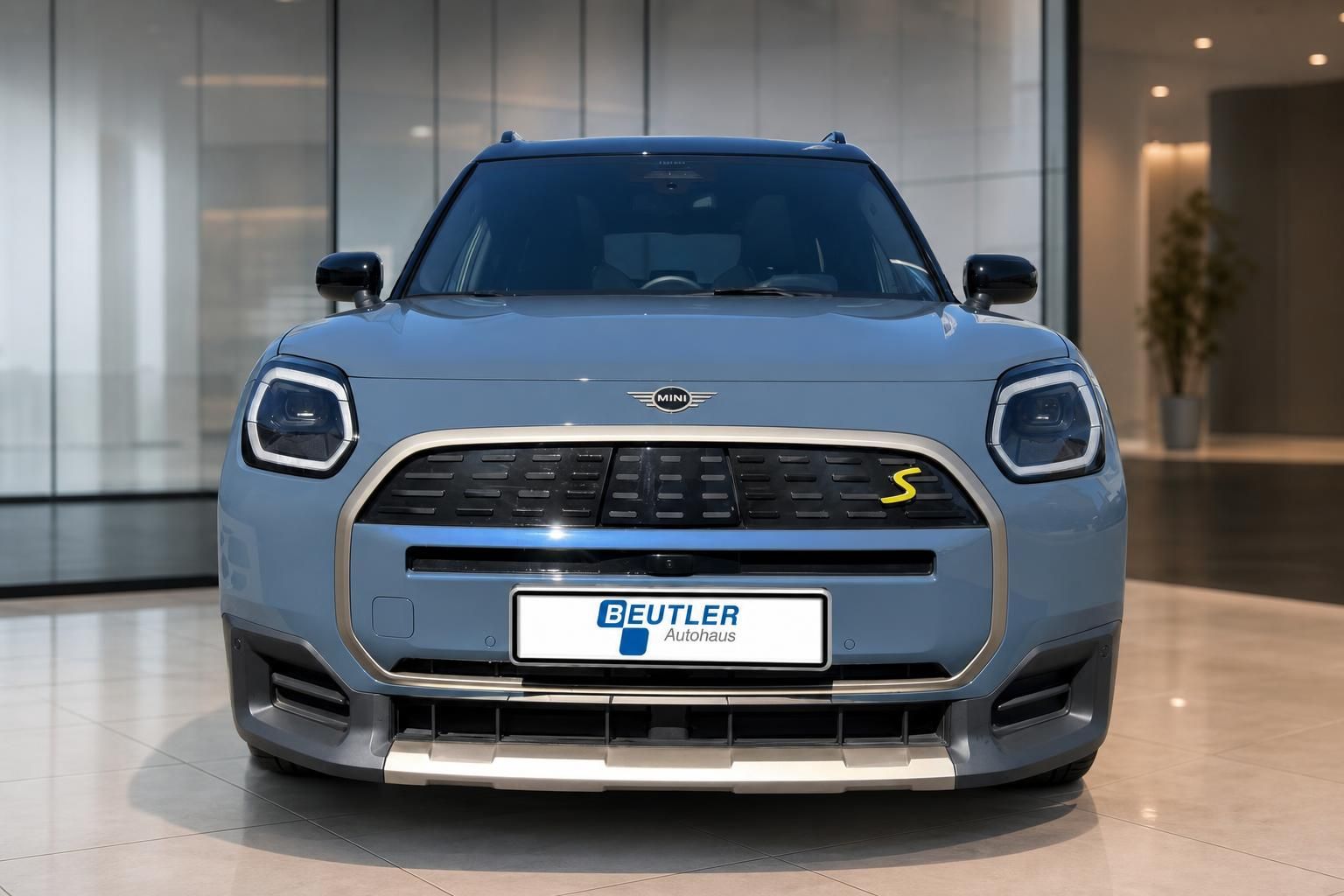 MINI Countryman S blau Frontansicht mit Kennzeichenhalter Beutler Autohaus
