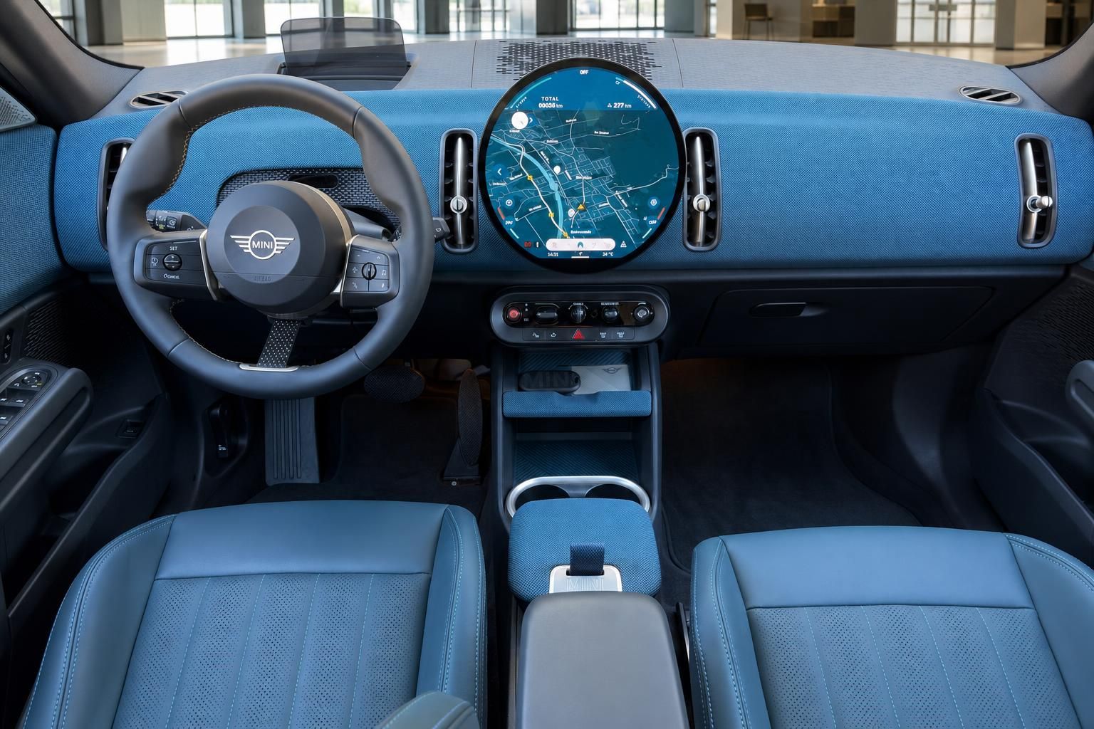 MINI Innenraum mit blauem Lederinterieur und rundem Navigationsdisplay