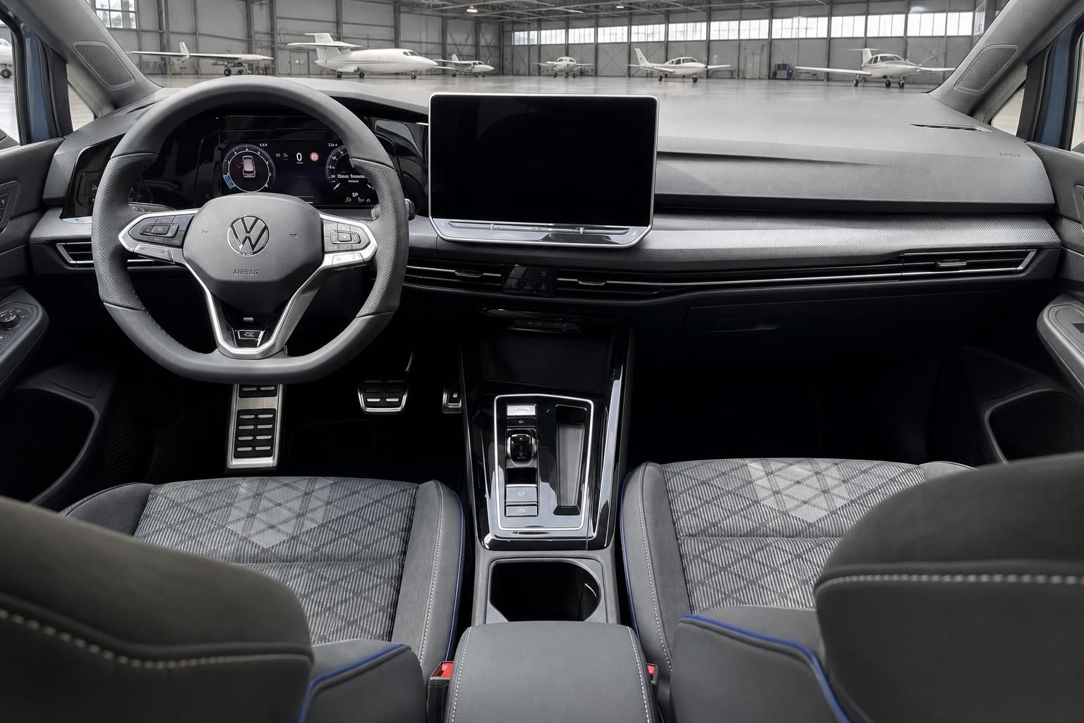 VW Golf Armaturenbrett - Lenkrad, Digitalcockpit und Infotainment-Bildschirm im Innenraum