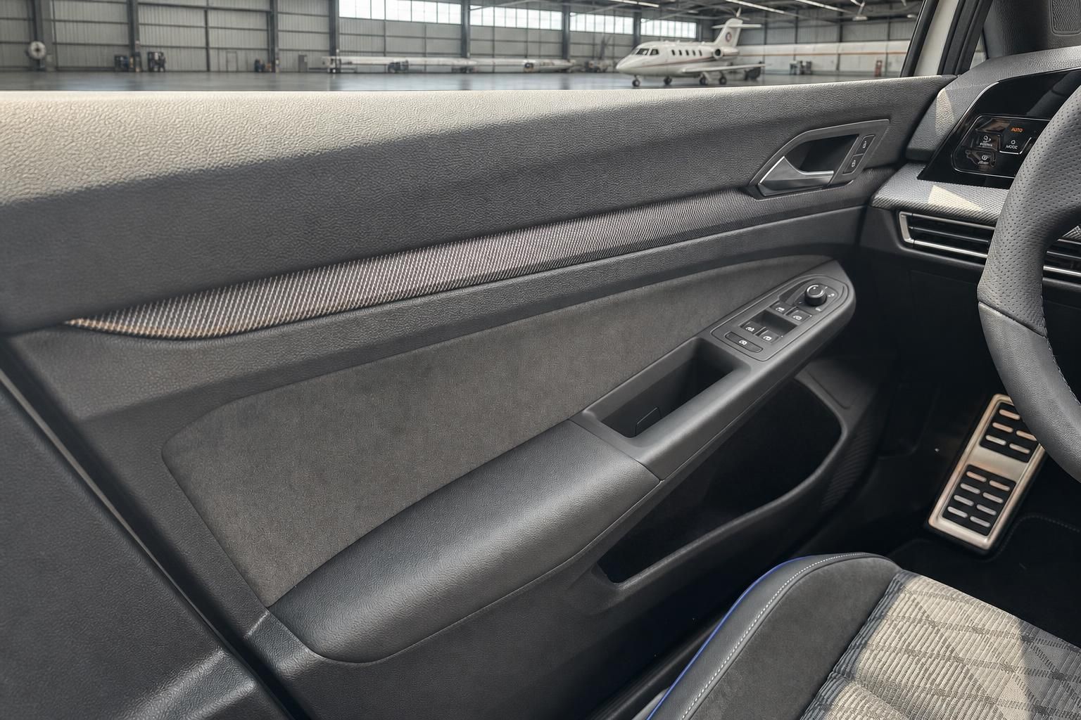 Auto Innenraum Beifahrerseite mit Türverkleidung und Fensterheberbedienung