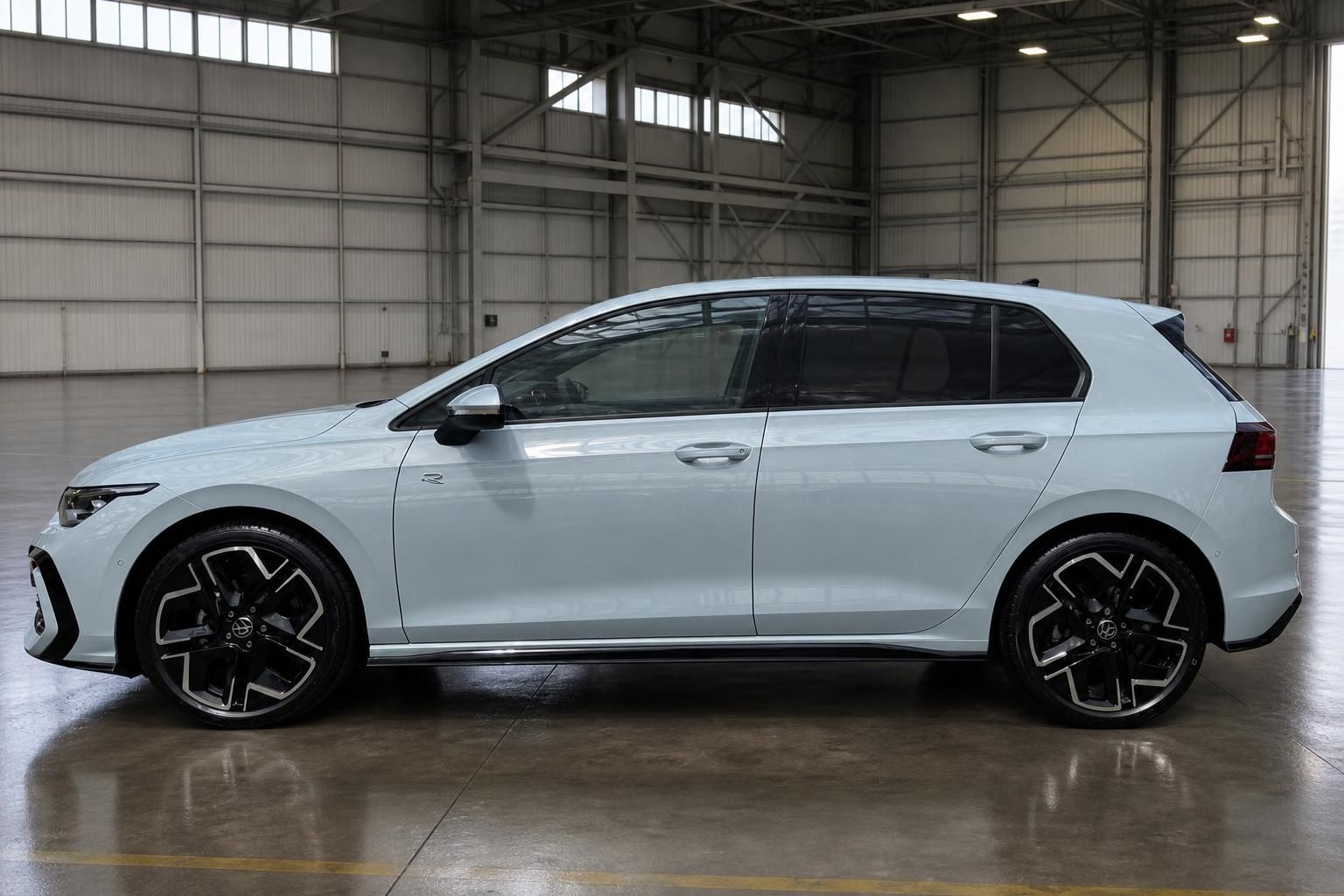 Volkswagen Golf weiss Seitenansicht links in Flugzeughalle - Kompaktklasse mit Sportfelgen