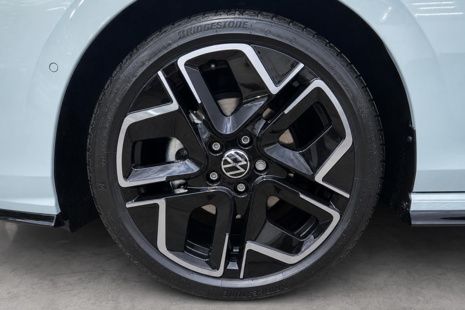 VW Golf Leichtmetallfelge mit Bridgestone Reifen - schwarze Sportfelge mit weißen Akzenten