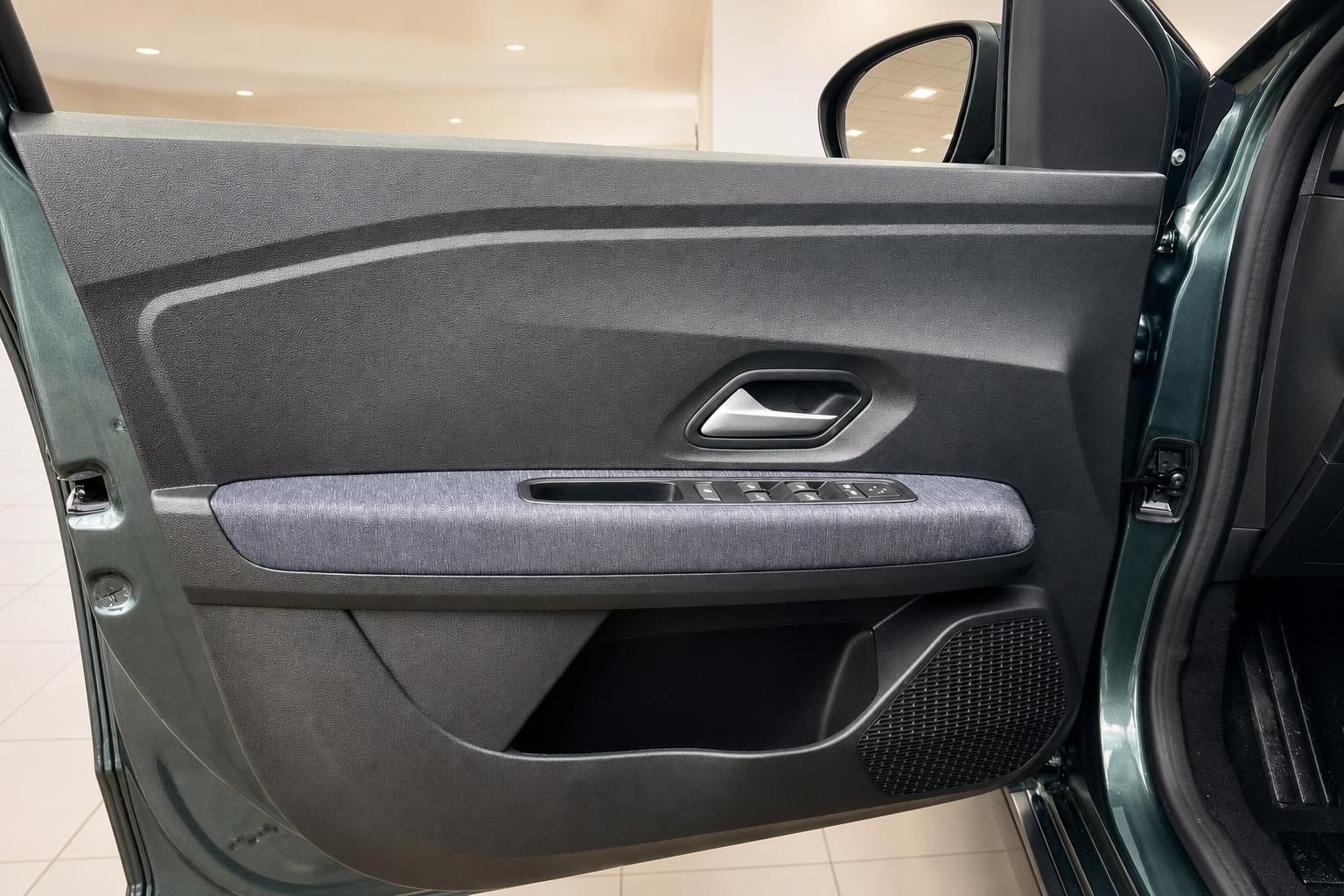 Auto-Türverkleidung mit Fensterhebern und Türgriff im Innenraum