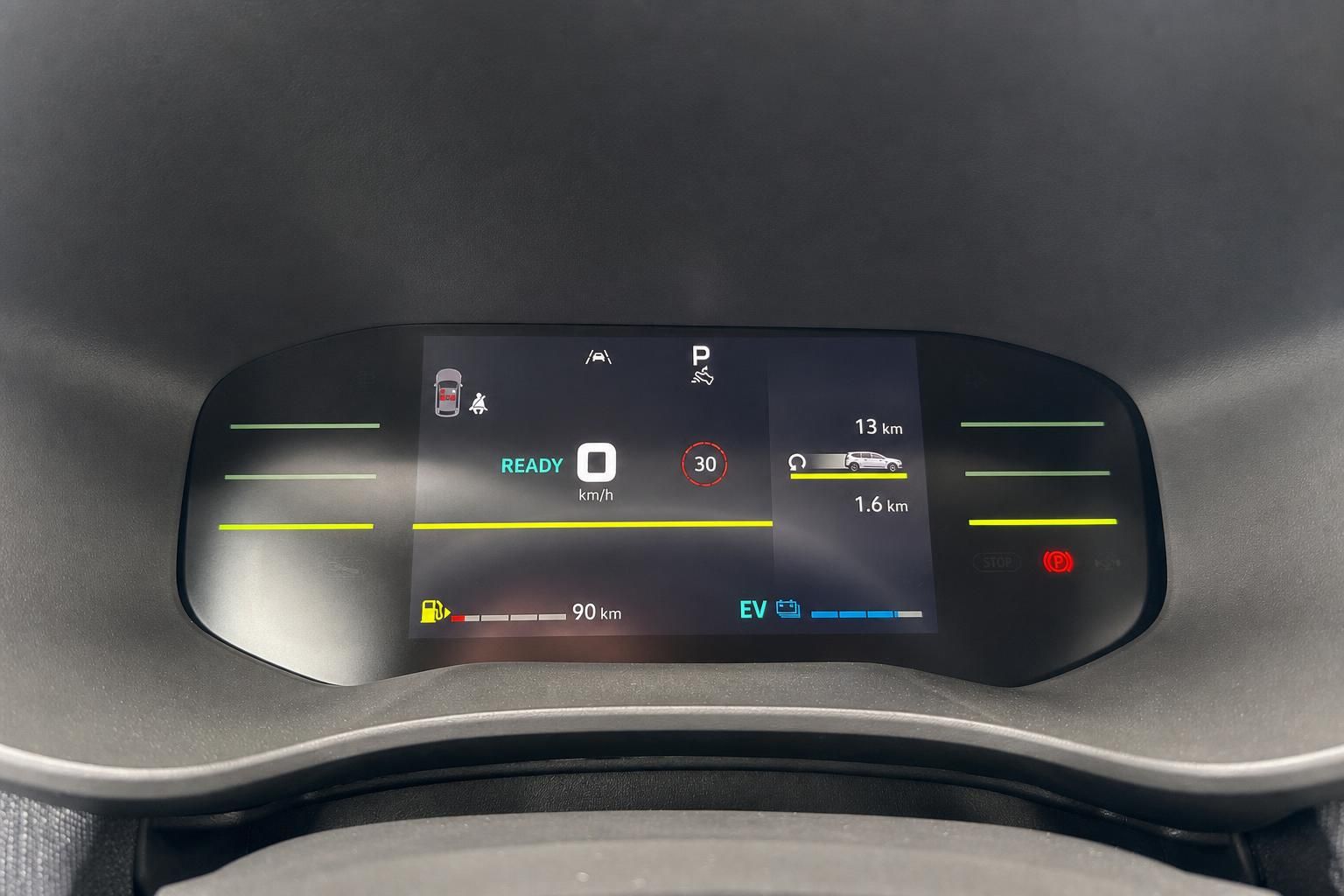Digitales Armaturenbrett mit Elektrofahrzeug-Anzeige und Navigationssystem im modernen Auto-Innenraum
