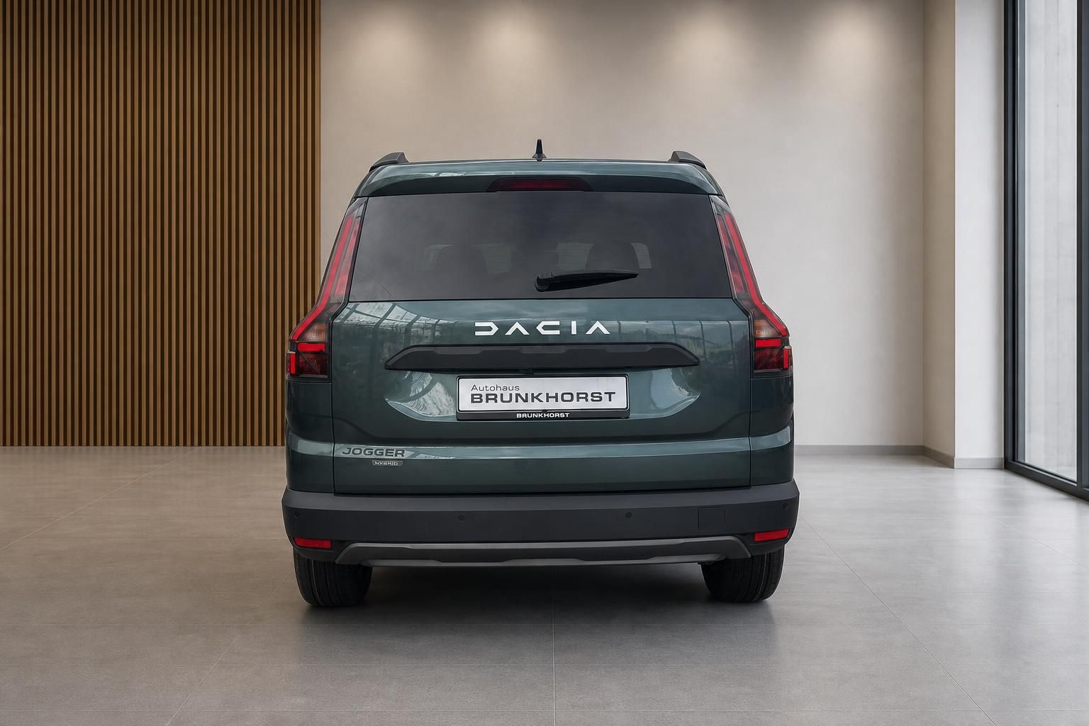 Dacia Jogger SUV Heckansicht grau mit Rücklichtern im Showroom