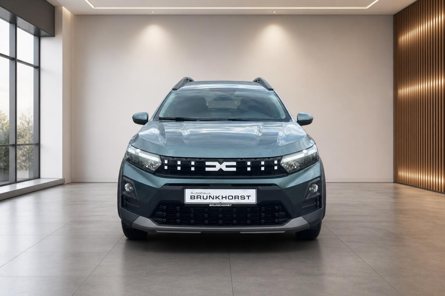 Dacia Jogger SUV Frontansicht grau im Autohaus Showroom