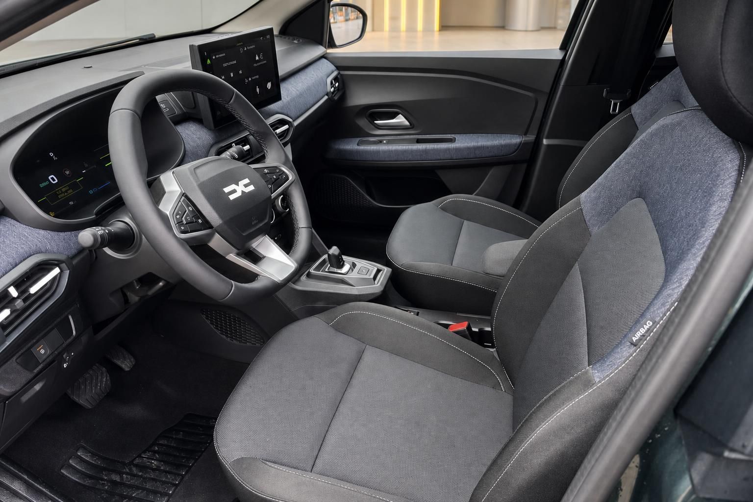 Dacia Jogger Innenraum Vordersitze grau mit Touchscreen Display