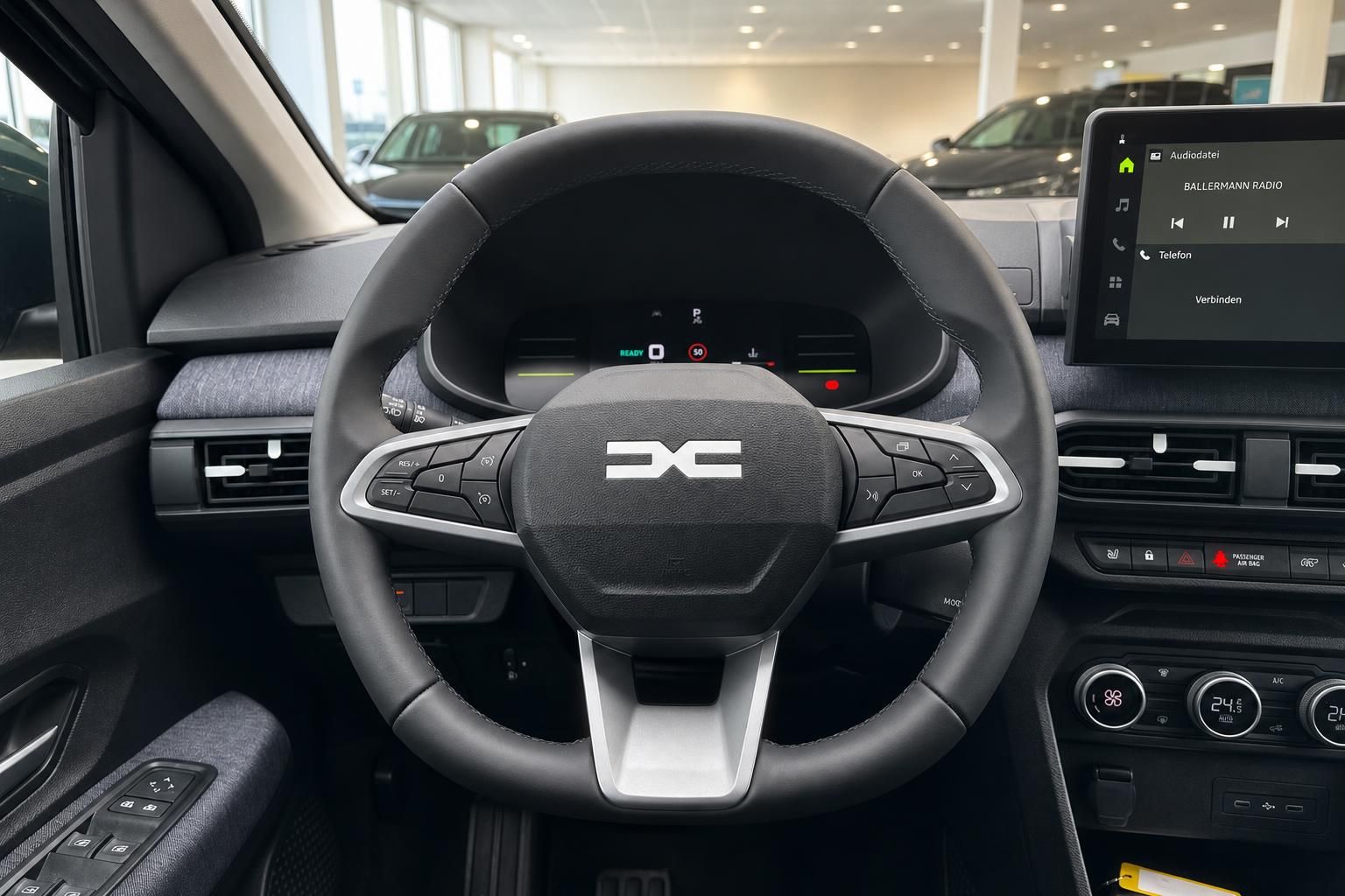 Auto-Lenkrad mit Bedienelementen und digitalem Cockpit-Display
