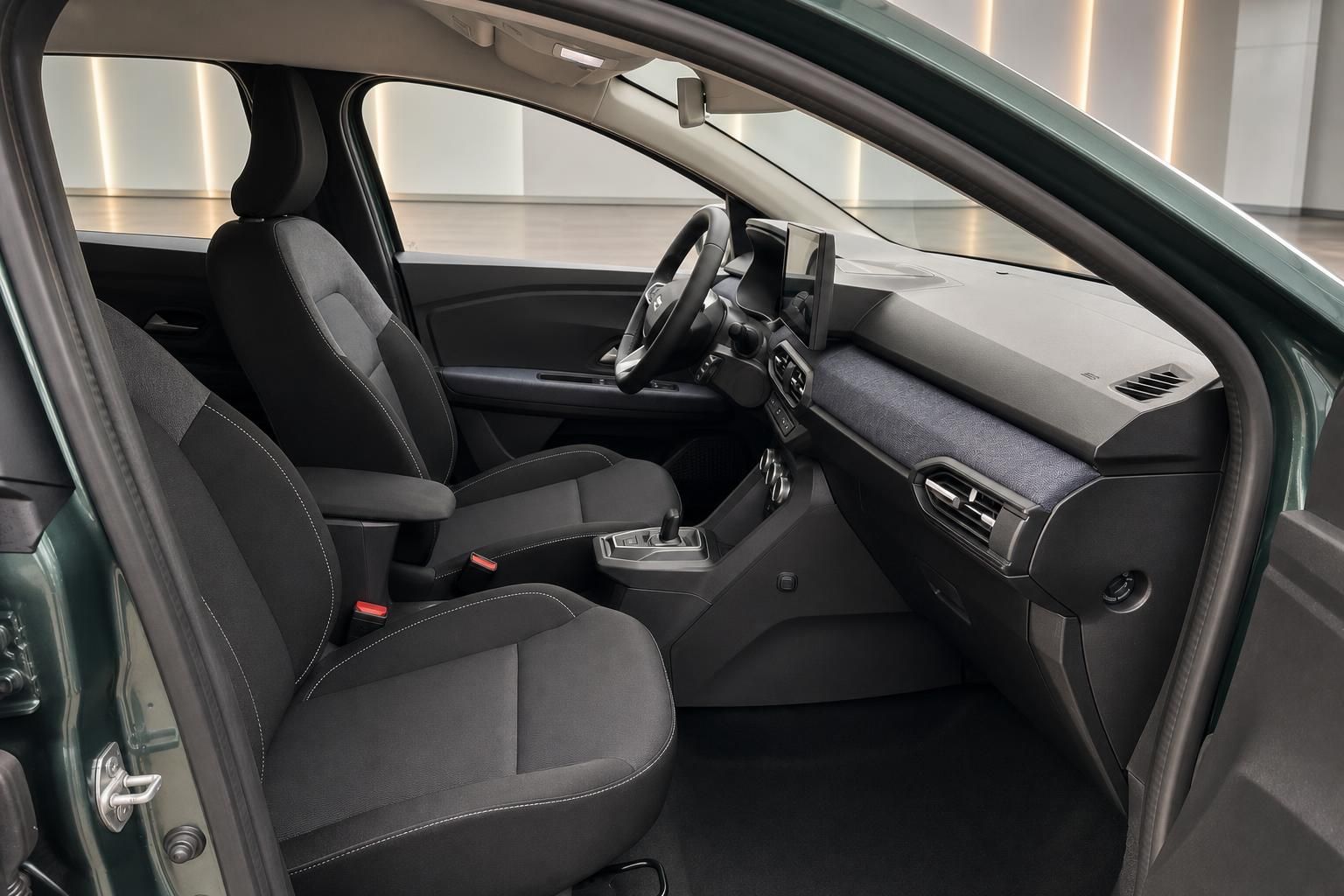 Fahrzeug-Cockpit mit Lenkrad, Armaturenbrett und Infotainment-Display