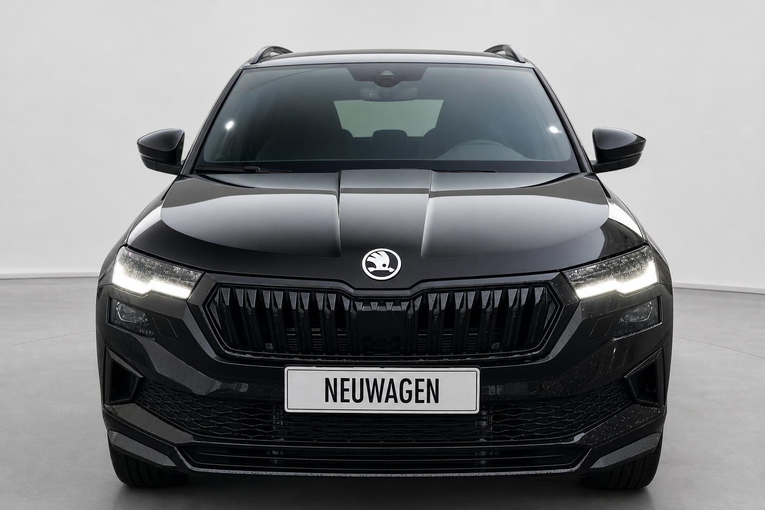 Skoda SUV in Schwarz Frontansicht mit LED-Scheinwerfern und markanter Kuehlergrillstruktur
