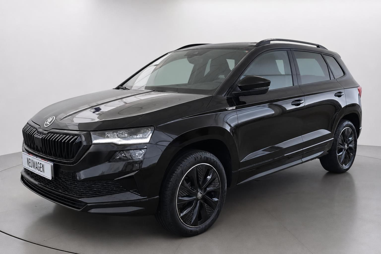 Skoda Karoq schwarz Front schraeg Neuwagen SUV