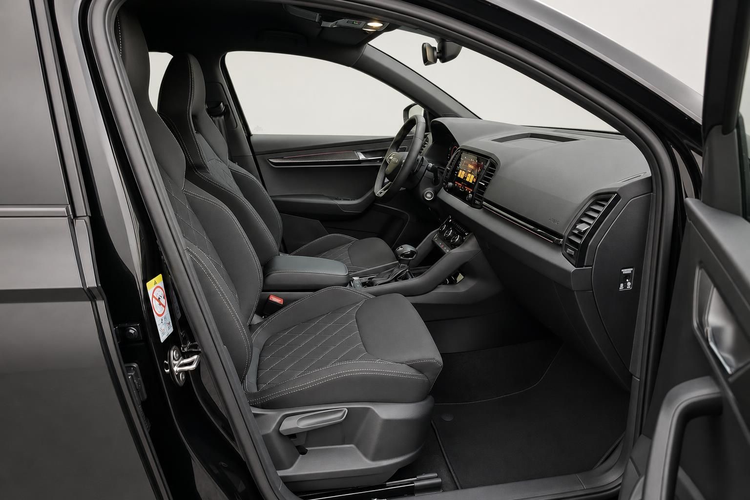 Skoda Innenraum Blick auf Vordersitze Armaturenbrett und Lenkrad durch offene Tuer