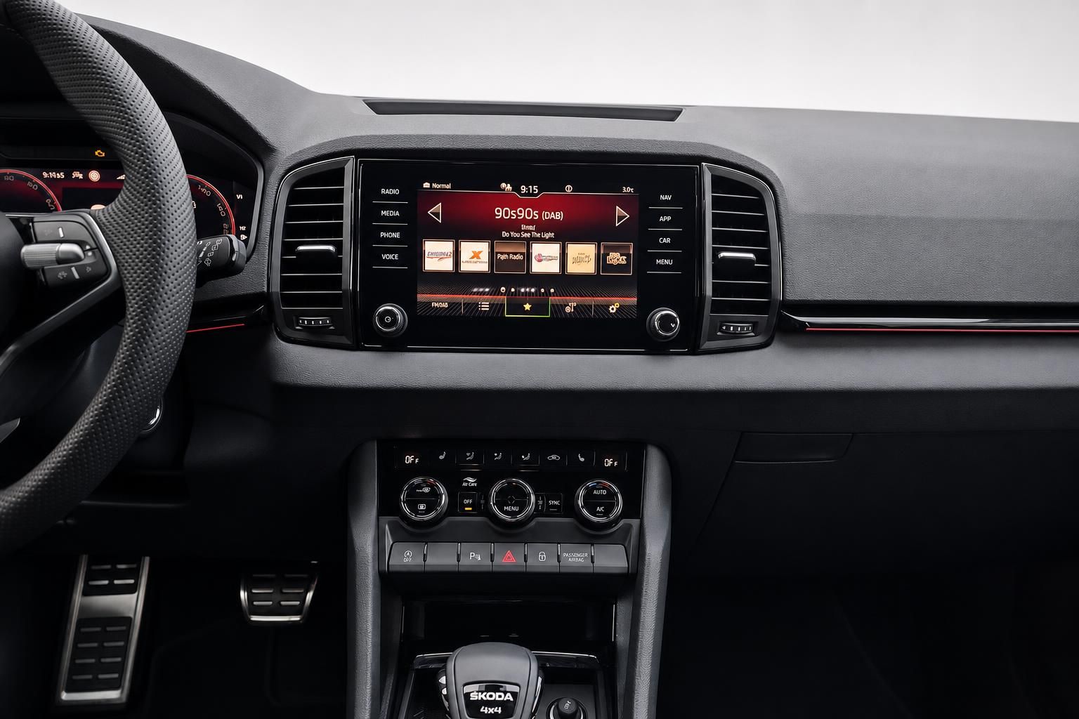 Skoda Cockpit Detailansicht Infotainment-Display und Klimabedienung im schwarzen Interieur